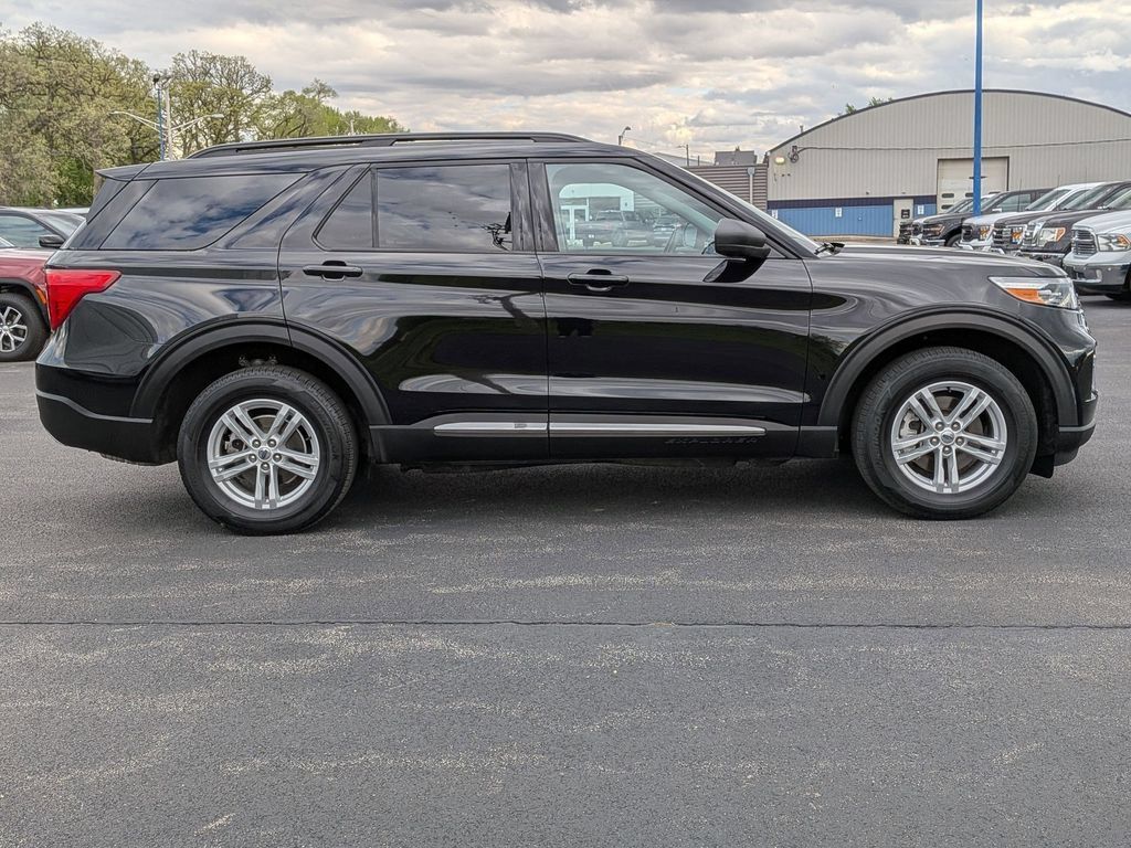 Used 2024 Ford Explorer XLT w/ Equipment Group 202A AWD/4WD image 8