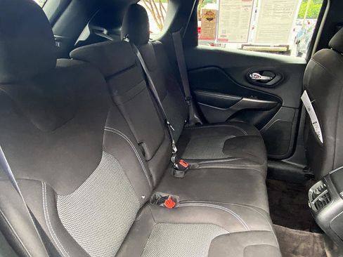 Used 2019 Jeep Cherokee Latitude w/ Popular Appearance Group FWD image 20
