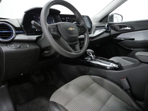 Used 2025 Chevrolet Trax LT FWD image 10
