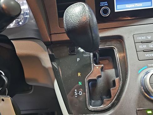 Used 2020 Toyota Sienna L image 16