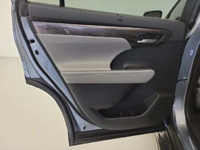 Used 2021 Toyota Highlander Limited FWD image 16