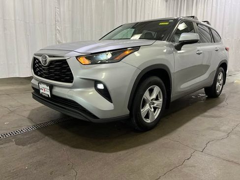 Used 2023 Toyota Highlander LE AWD/4WD image 28