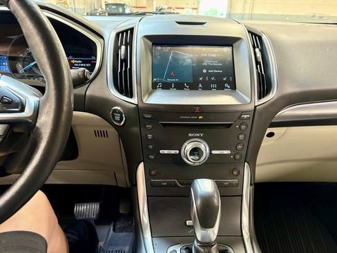Used 2017 Ford Edge Titanium w/ Technology Package AWD/4WD image 4