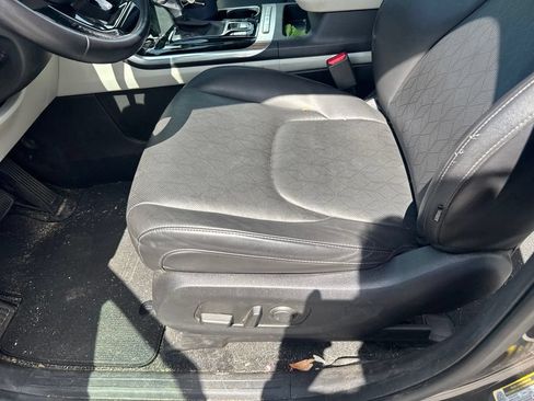 Used 2024 Kia Carnival EX FWD image 13