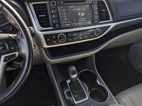 Used 2018 Toyota Highlander Limited image 9