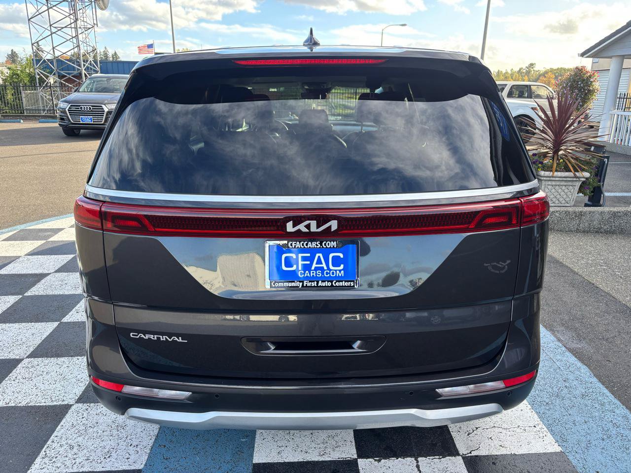 Used 2023 Kia Carnival LX FWD image 4