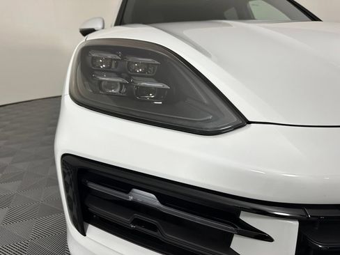 Certified 2025 Porsche Cayenne AWD/4WD image 9