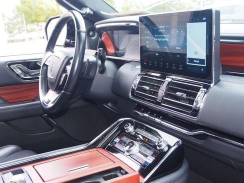 Used 2024 Lincoln Navigator Premiere image 11