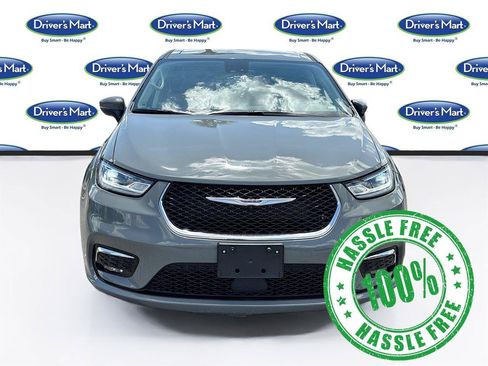 Used 2023 Chrysler Pacifica Touring-L FWD image 2