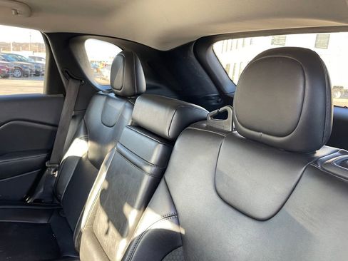 Used 2019 Jeep Cherokee Latitude Plus w/ Cold Weather Group image 8