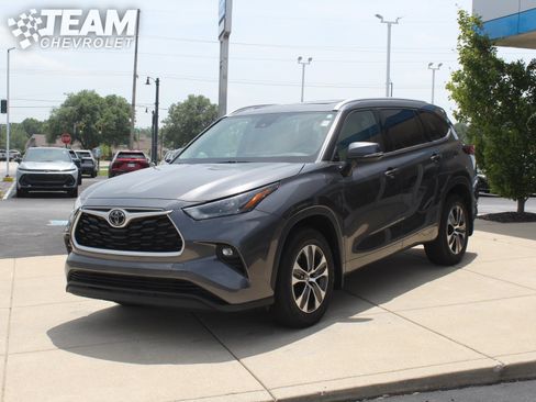 Used 2022 Toyota Highlander XLE AWD/4WD image 8