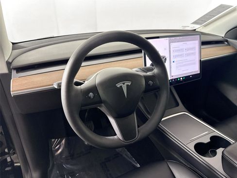 Used 2021 Tesla Model Y Long Range image 4