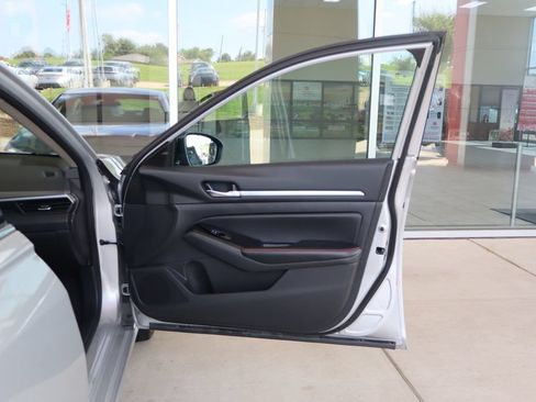 Used 2024 Nissan Altima 2.5 SR FWD image 36