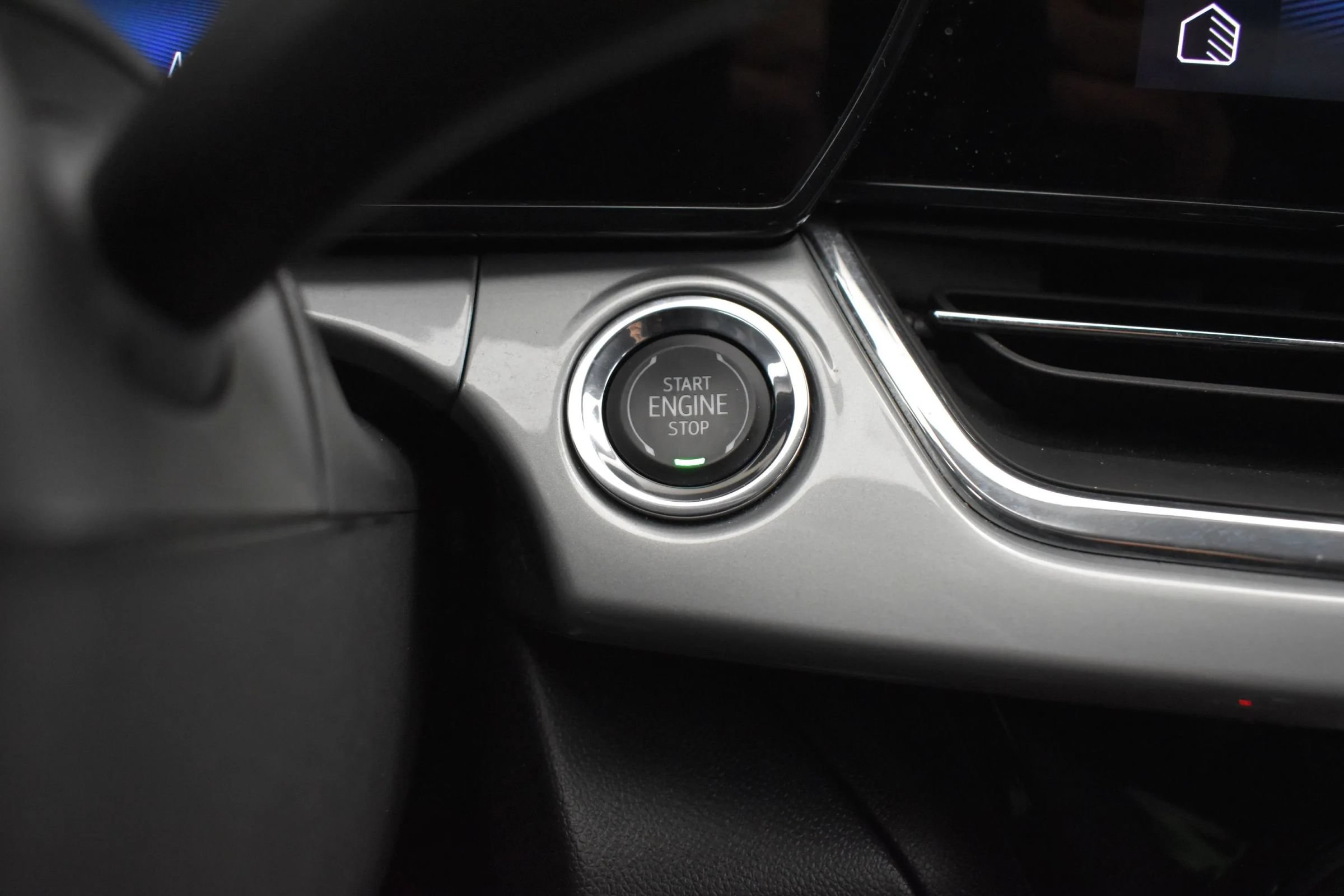 Used 2025 Chevrolet Trax LT w/ LT Convenience Package FWD image 28