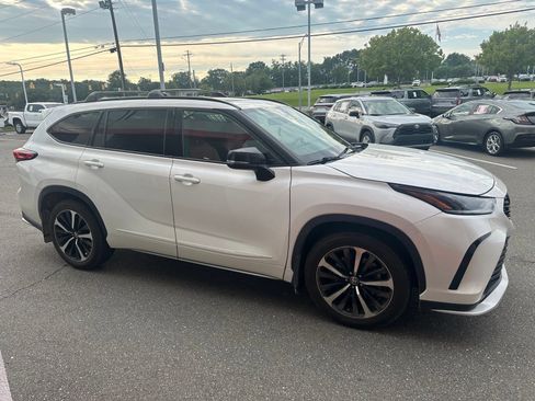 Used 2021 Toyota Highlander XSE FWD image 24
