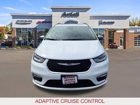 Certified 2023 Chrysler Pacifica Limited FWD image 3