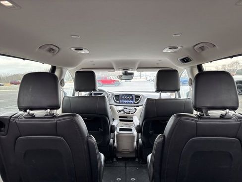 Used 2024 Chrysler Pacifica Touring-L image 8