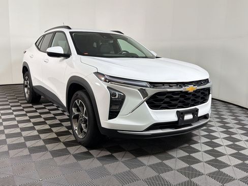 Used 2025 Chevrolet Trax LT w/ LT Convenience Package FWD image 18