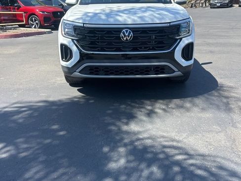 Used 2025 Volkswagen Atlas Cross Sport SE FWD image 4