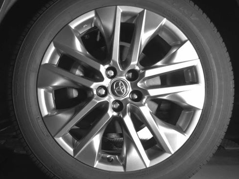 Used 2023 Toyota RAV4 XLE Premium image 15