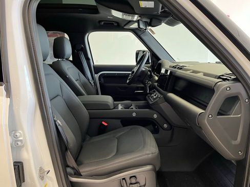 Used 2025 Land Rover Defender 110 X-Dynamic SE image 29