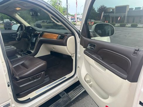 Used 2013 Cadillac Escalade Platinum AWD/4WD image 16