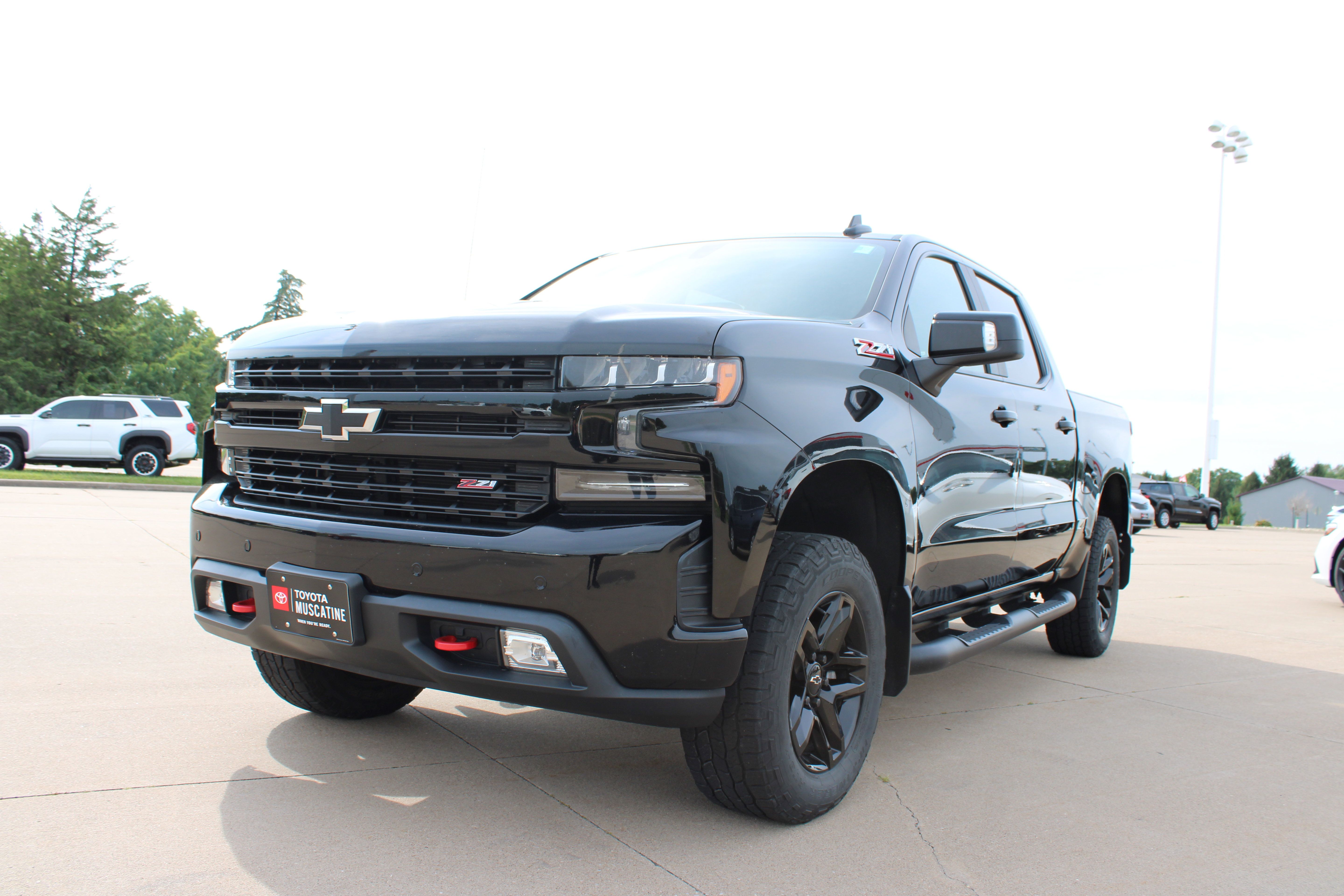 Used 2020 Chevrolet Silverado 1500 LT Trail Boss w/ Midnight Edition AWD/4WD image 2