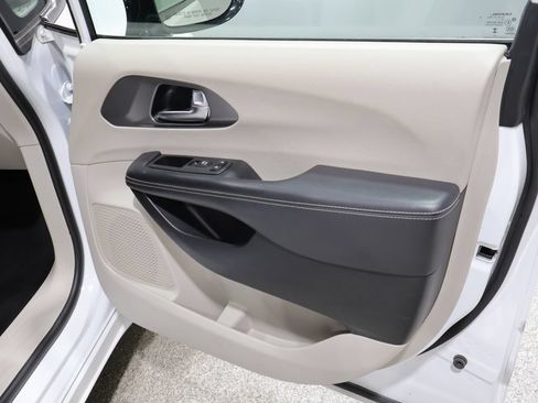 Used 2024 Chrysler Pacifica Touring-L FWD image 26