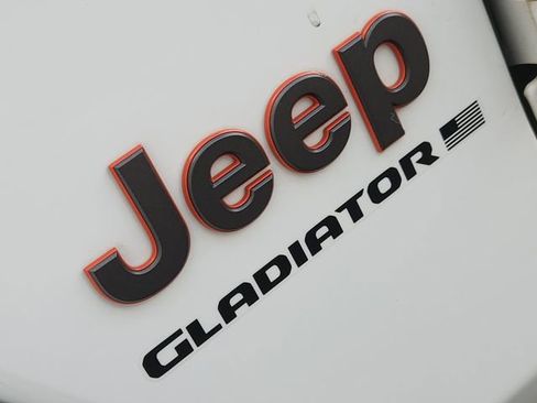 Used 2023 Jeep Gladiator Mojave w/ Cold Weather Group image 9