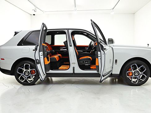 Used 2023 Rolls-Royce Cullinan Black Badge AWD/4WD image 14