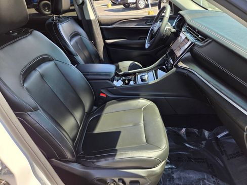 Used 2023 Jeep Grand Cherokee Limited RWD image 15