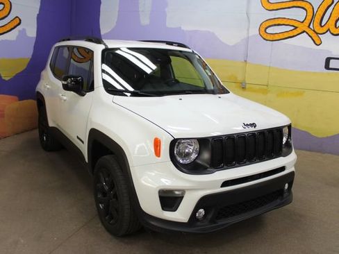 Used 2023 Jeep Renegade Altitude w/ Convenience Group I AWD/4WD image 2
