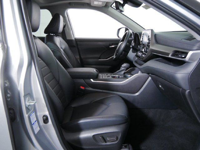 Used 2022 Toyota Highlander XLE AWD/4WD image 11