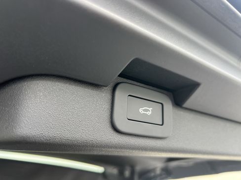 Certified 2024 Land Rover Discovery S image 36