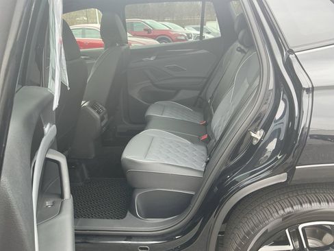 Certified 2025 Volkswagen Tiguan SEL R-Line image 33