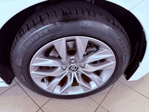 Used 2021 Toyota Avalon XLE w/ Moonroof Package image 15