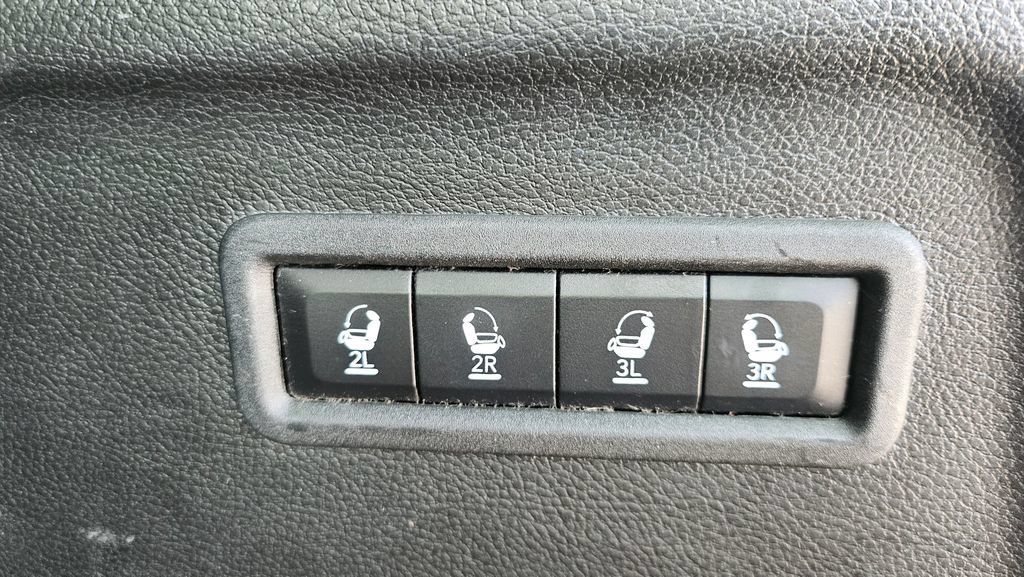 Used 2023 Jeep Wagoneer L Series II AWD/4WD image 17
