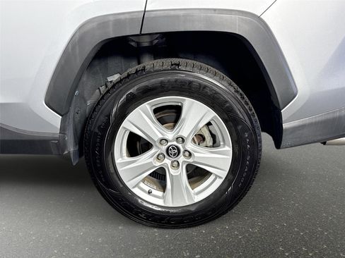 Used 2020 Toyota RAV4 XLE w/ Convenience Package FWD image 31