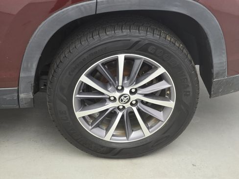 Used 2019 Toyota Highlander XLE FWD image 35