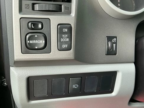 Used 2016 Toyota Sequoia SR5 image 33