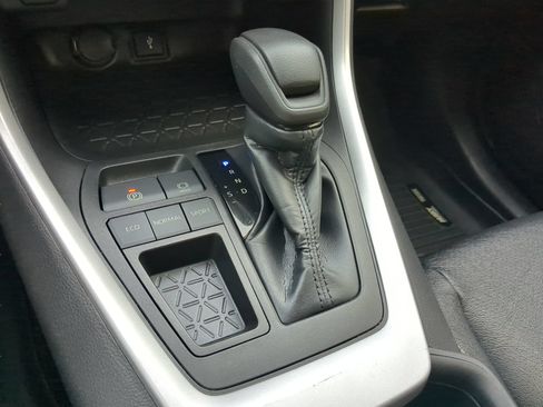 Used 2022 Toyota RAV4 XLE w/ Convenience Package FWD image 62