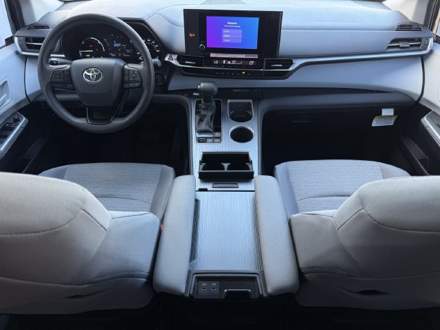 Used 2025 Toyota Sienna LE FWD image 11