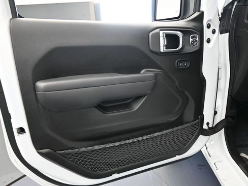 Used 2025 Jeep Gladiator Sport image 15