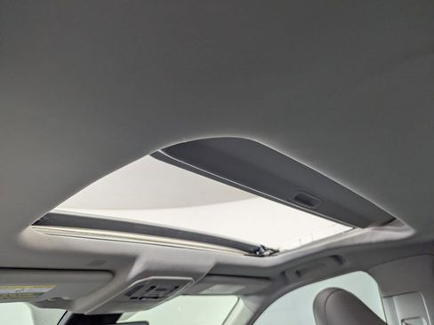 Used 2021 Toyota Highlander Limited image 26