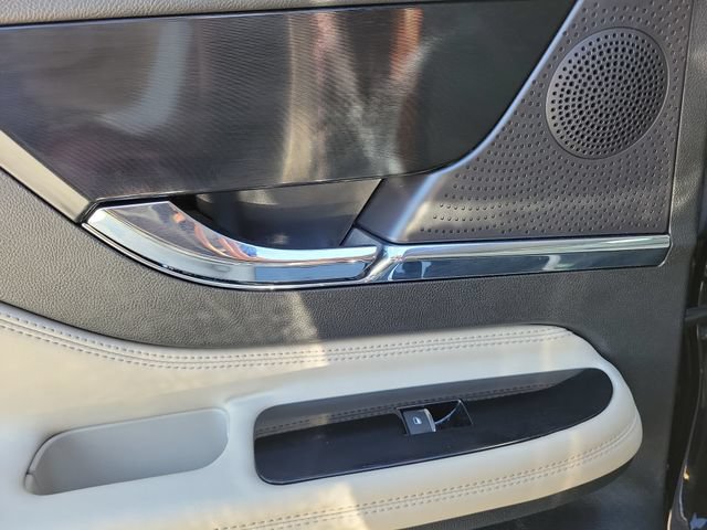Used 2025 Lincoln Corsair FWD image 12