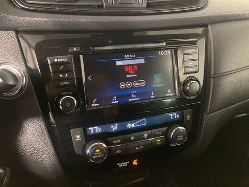 Used 2019 Nissan Rogue SV image 2