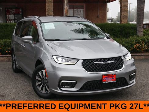 Used 2021 Chrysler Pacifica Touring-L FWD image 2