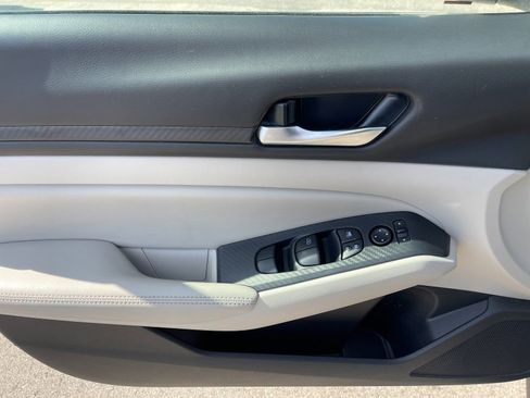 Used 2025 Nissan Altima 2.5 SV image 12