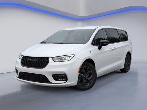 Used 2024 Chrysler Pacifica Limited FWD image 2