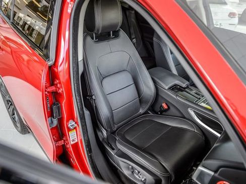 Used 2018 Jaguar F-PACE R-Sport image 45